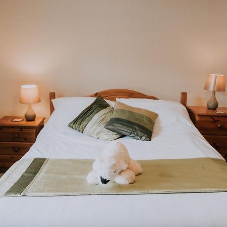 The White Bear Bed & Breakfast Девизес Екстериор снимка