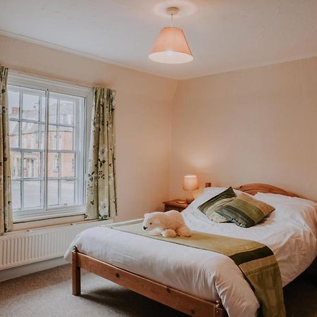 The White Bear Bed & Breakfast Девизес Екстериор снимка