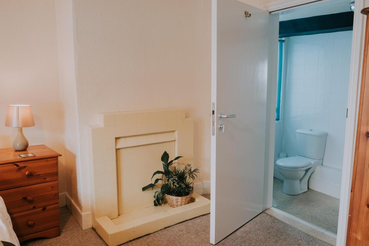The White Bear Bed & Breakfast Девизес Екстериор снимка