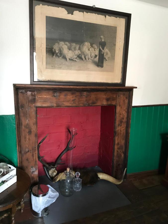 The White Bear Bed & Breakfast Девизес Екстериор снимка