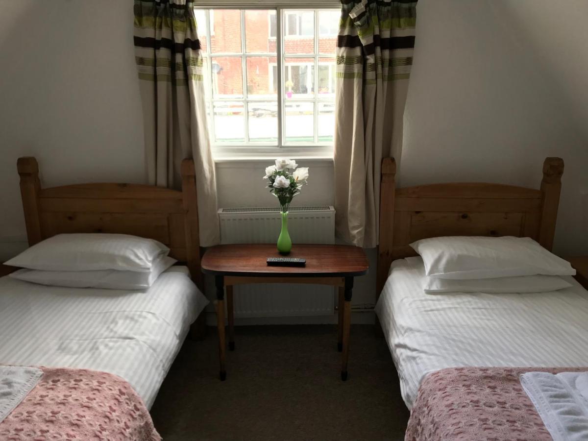 The White Bear Bed & Breakfast Девизес Екстериор снимка