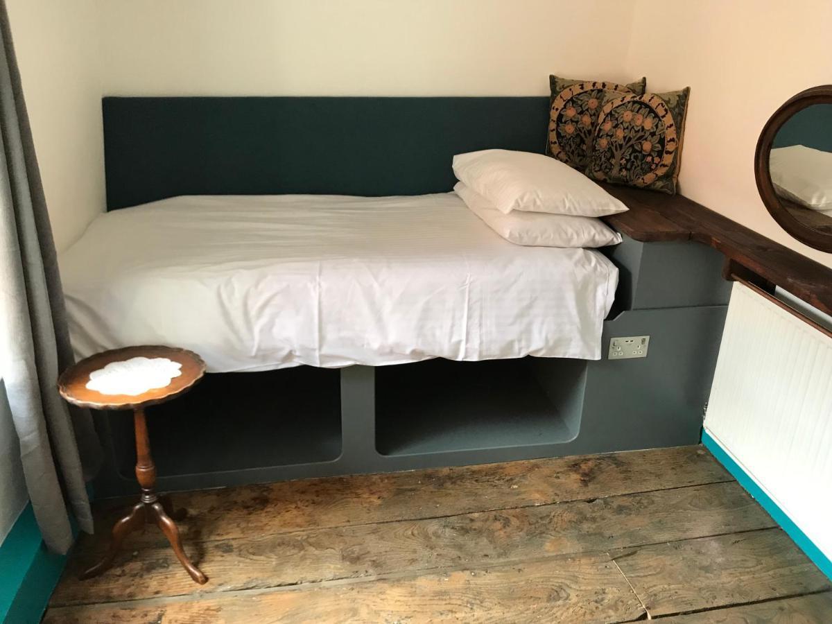 The White Bear Bed & Breakfast Девизес Екстериор снимка
