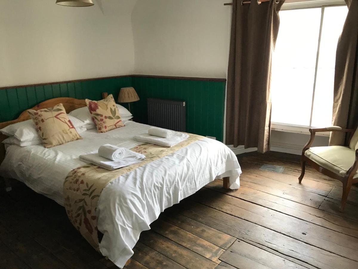 The White Bear Bed & Breakfast Девизес Екстериор снимка