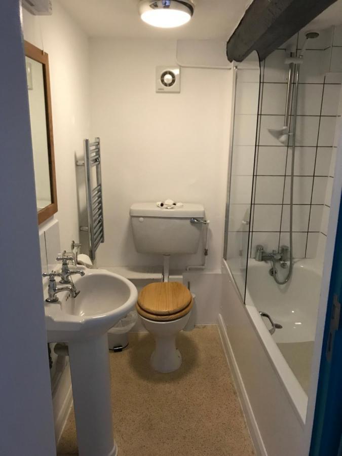 The White Bear Bed & Breakfast Девизес Екстериор снимка